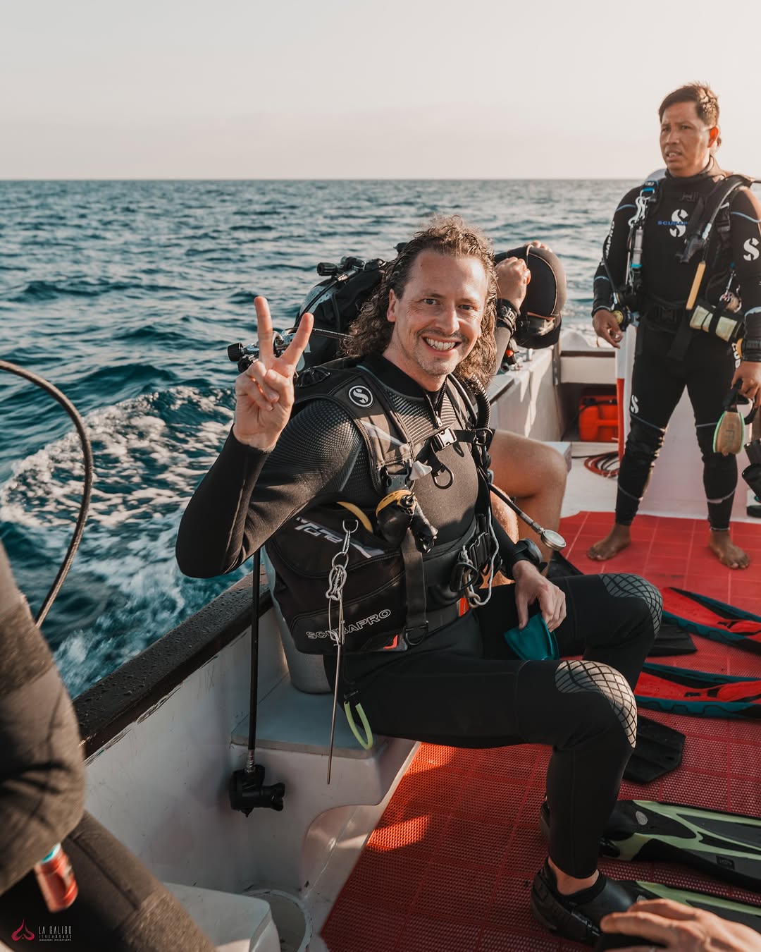 Scuba Diving Equipment: Tips & Maintenance 9 Scuba diver with proper diving equipments