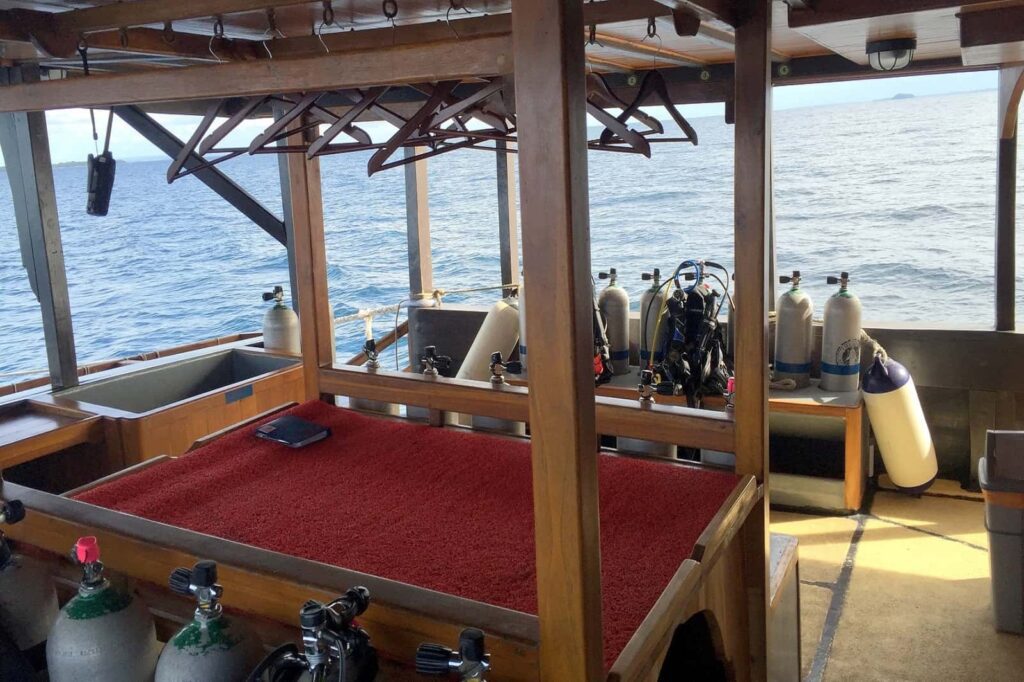 La Galigo Liveaboard - Dive Deck (1)