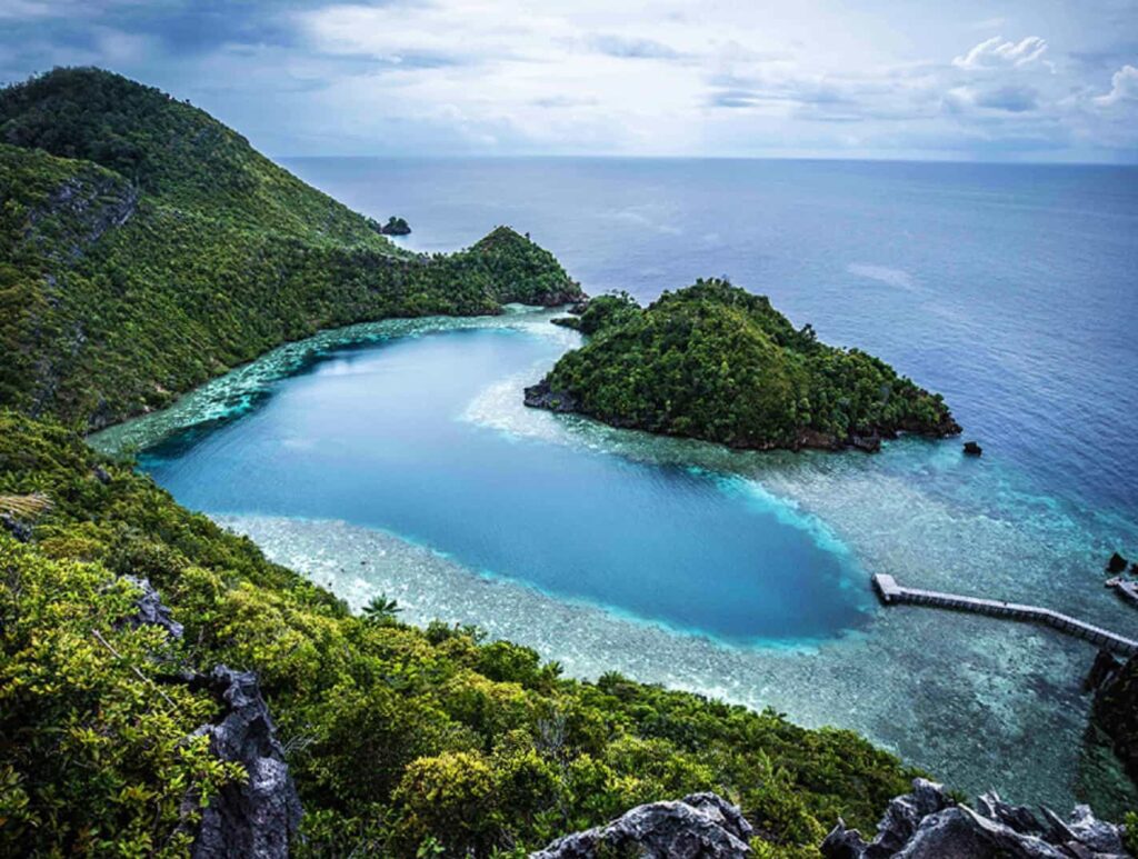 Raja Ampat Liveaboard vs Komodo Liveaboard: A Comprehensive Comparison 5 Trips 09 compressed