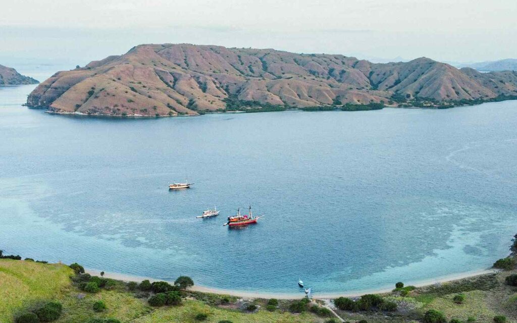 Raja Ampat Liveaboard vs Komodo Liveaboard: A Comprehensive Comparison 7 Ship