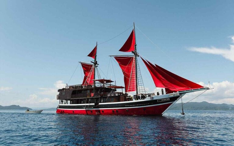 Plan the Ultimate Scuba Diving Trip in February or April: Choose Raja Ampat 4 boat sail