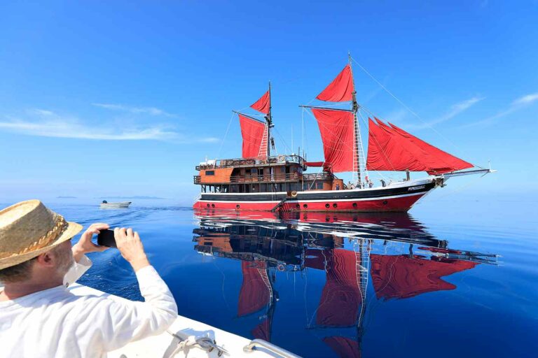 Snorkeling vs Scuba Diving: What’s the difference? 5 Snorkeling vs Scuba Diving boat compressed