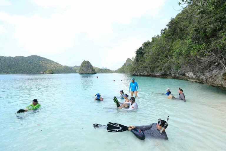 Snorkeling vs Scuba Diving: What’s the difference? 1 Snorkeling vs Scuba Diving snorkeling compressed