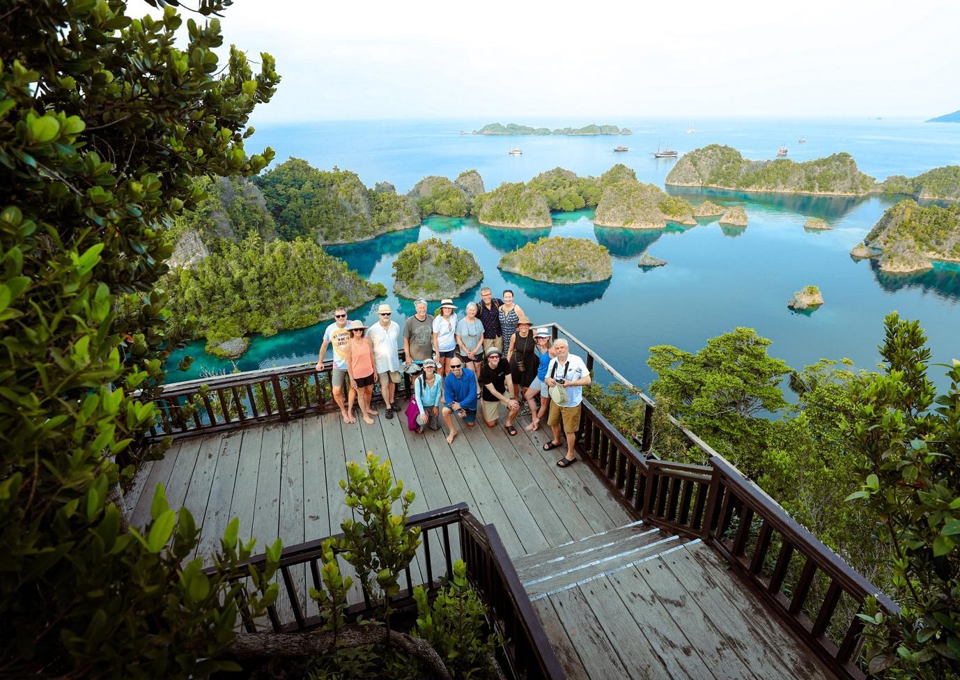 Examining the Dive Sites-in Raja Ampat - La Galigo Liveaboard