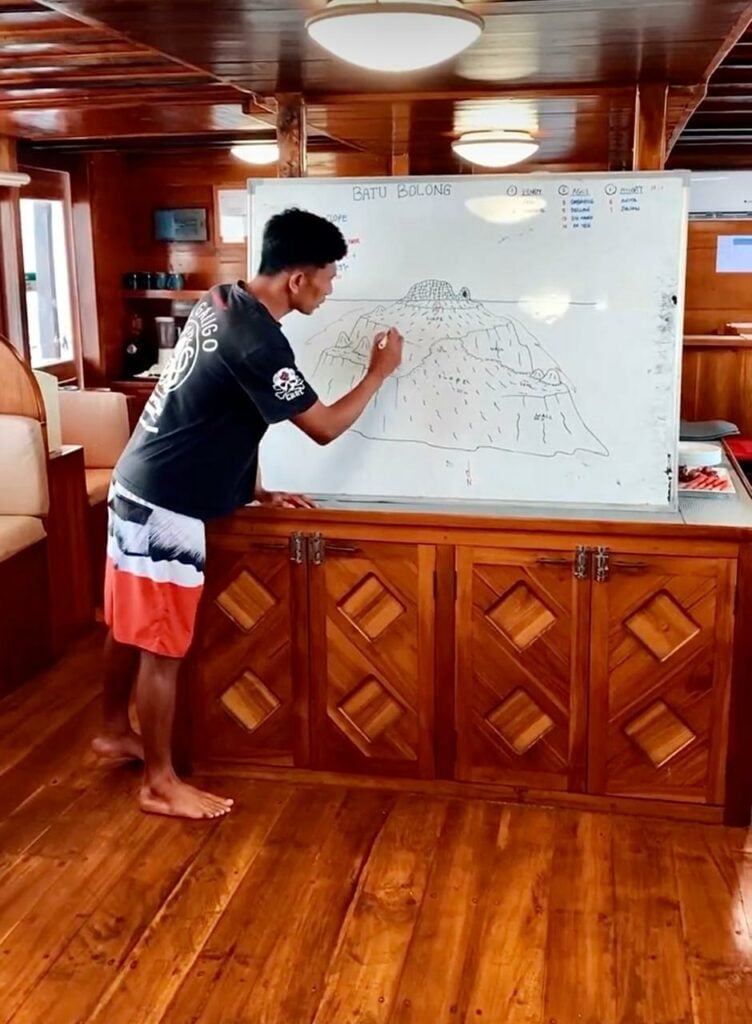 la galigo liveaboard dive guide give morning brifing on a white board