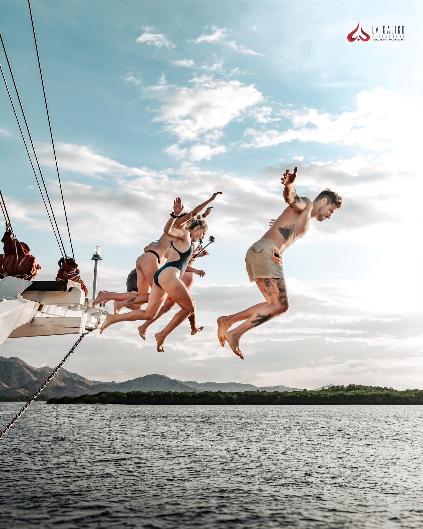 people jump to the sea on la galigo liveaboard in komodo island