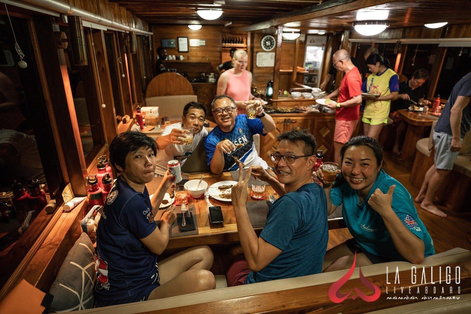 dinner on la galigo liveaboard trip