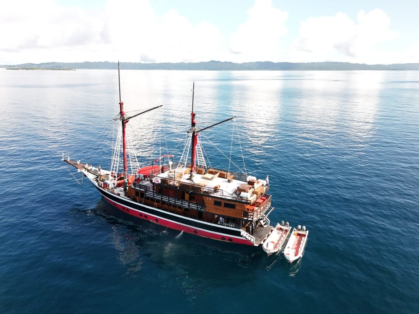 Traditional Indonesian phinisi La Galigo liveaboard at sea during a smooth and relaxed diving journey