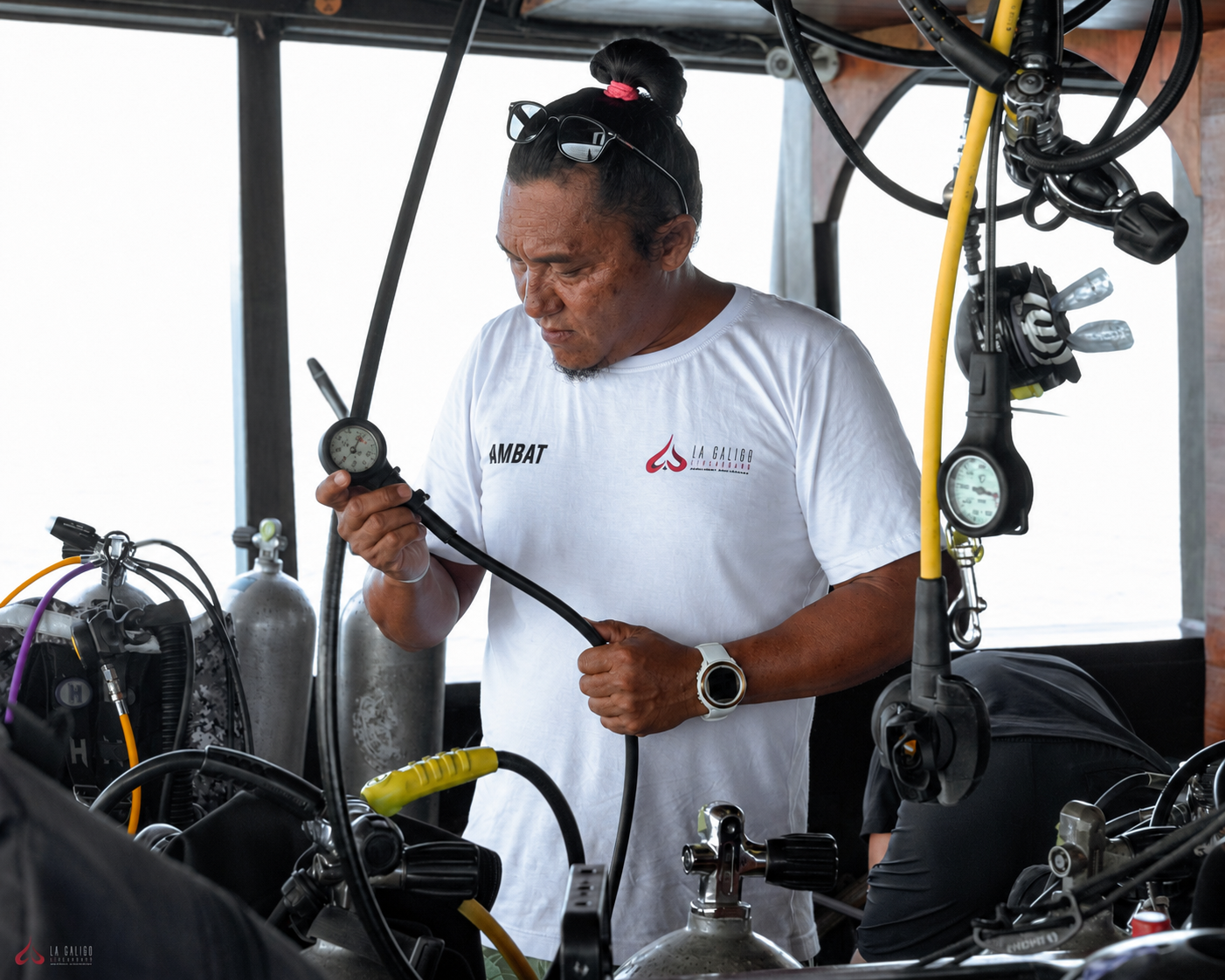 Scuba Tank Pressure Gauge: How to Read Your Air and Dive with More Confidence 1 checking pressure gauge